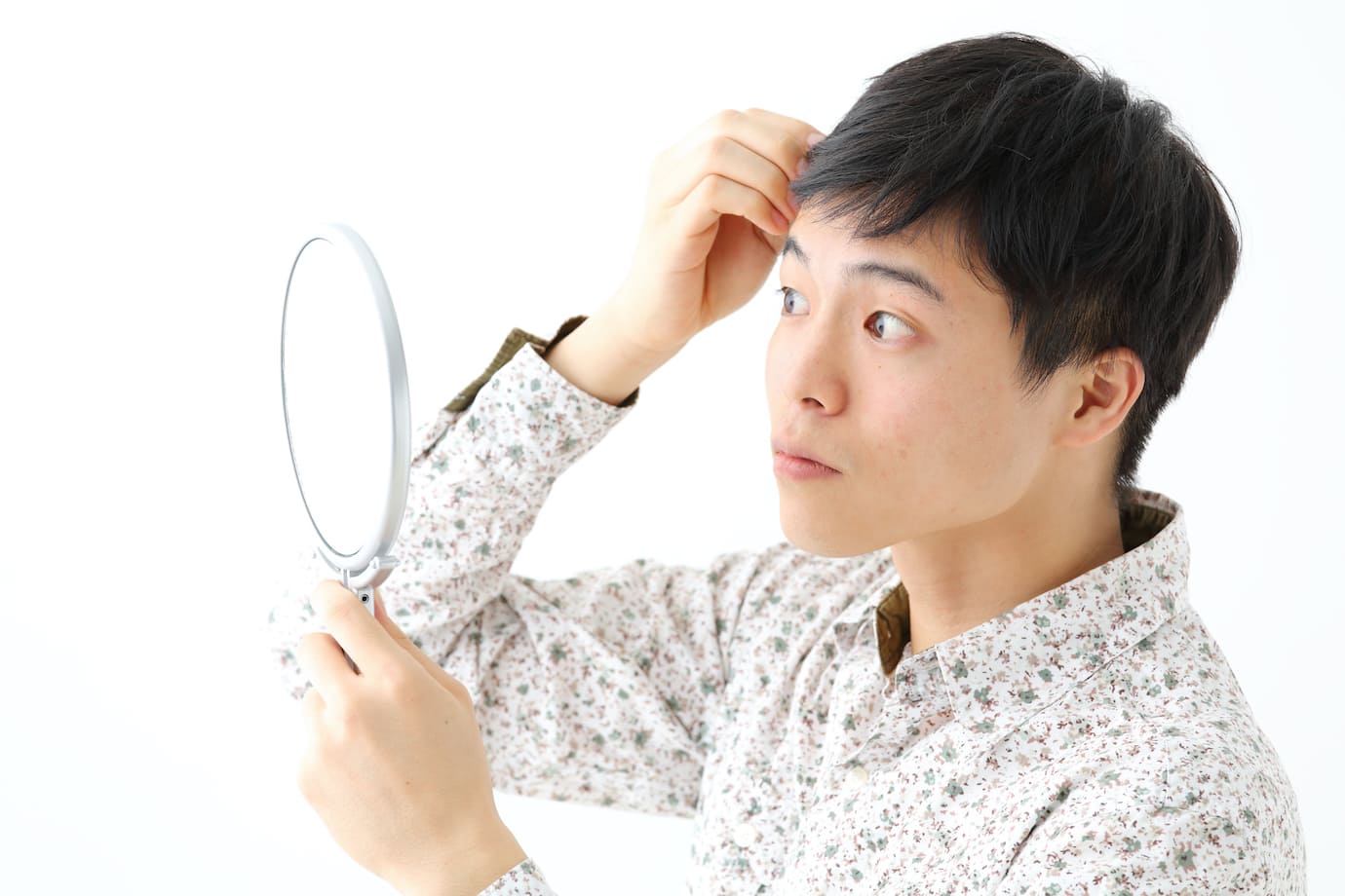 髪を気にする男性