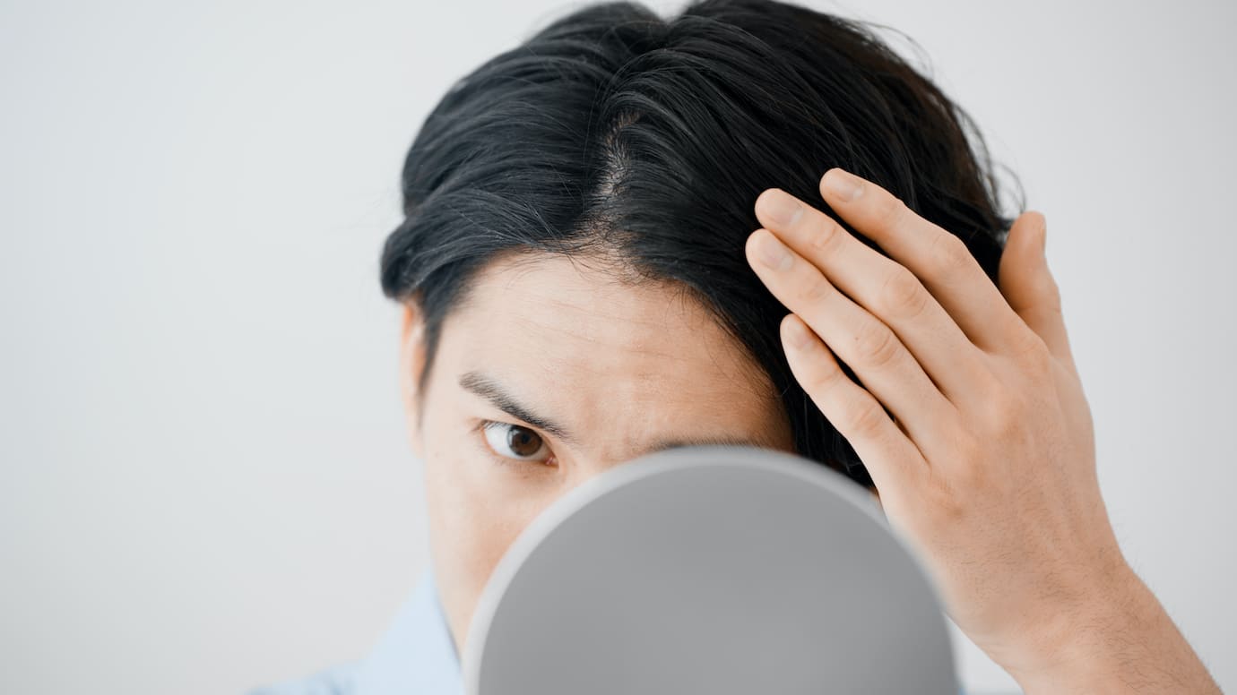 髪を気にする男性