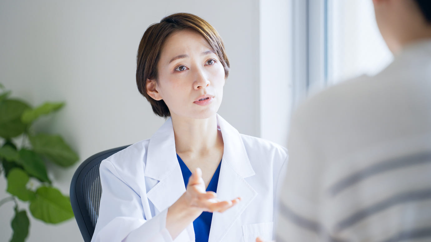 女医に診断受ける人
