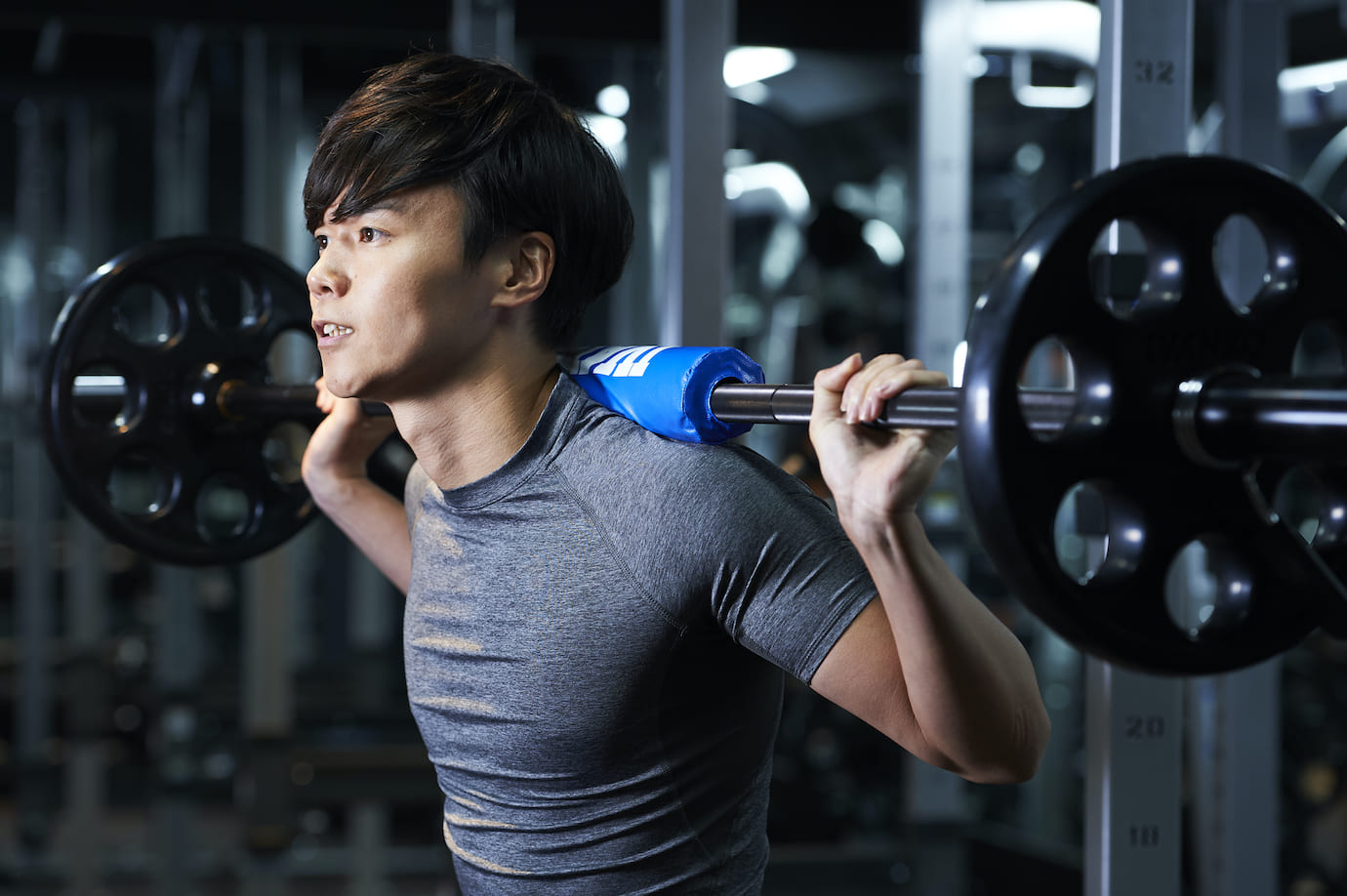 トレーニングする男性
