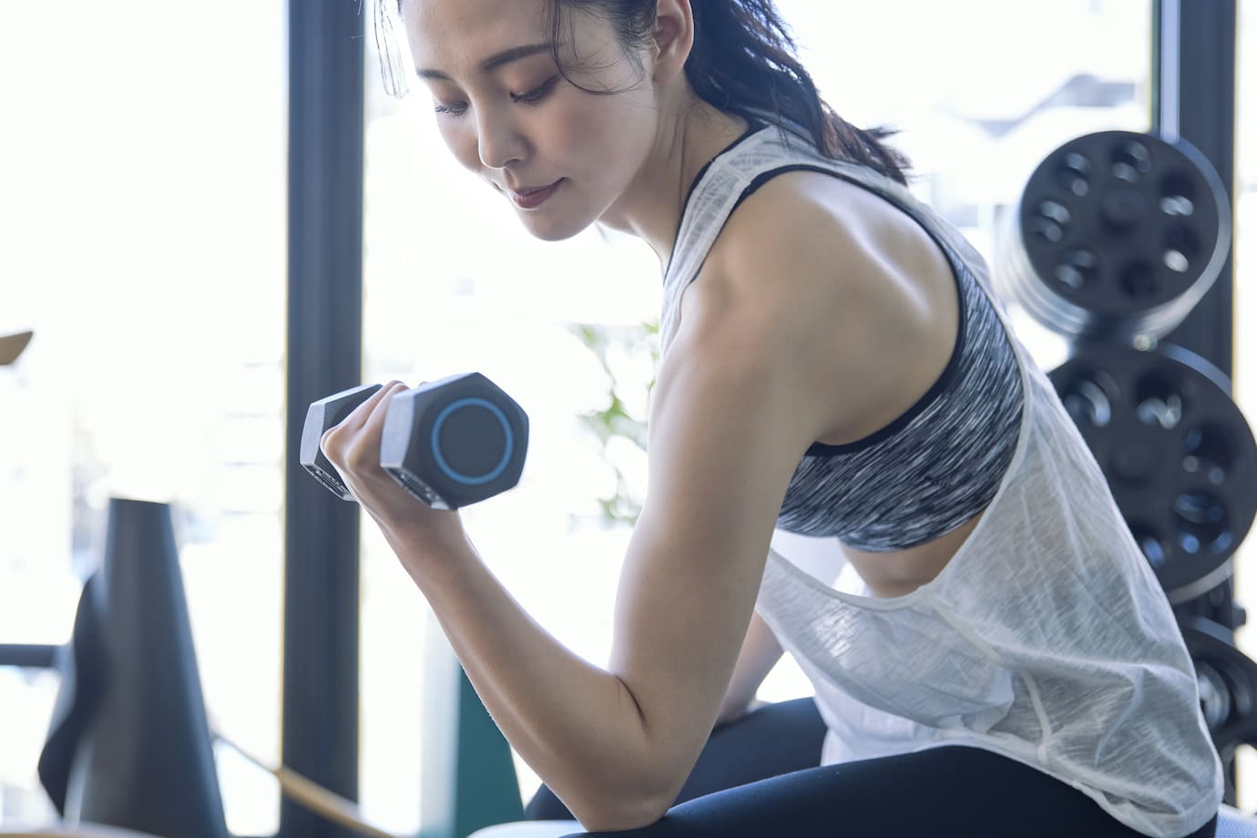 トレーニングする女性