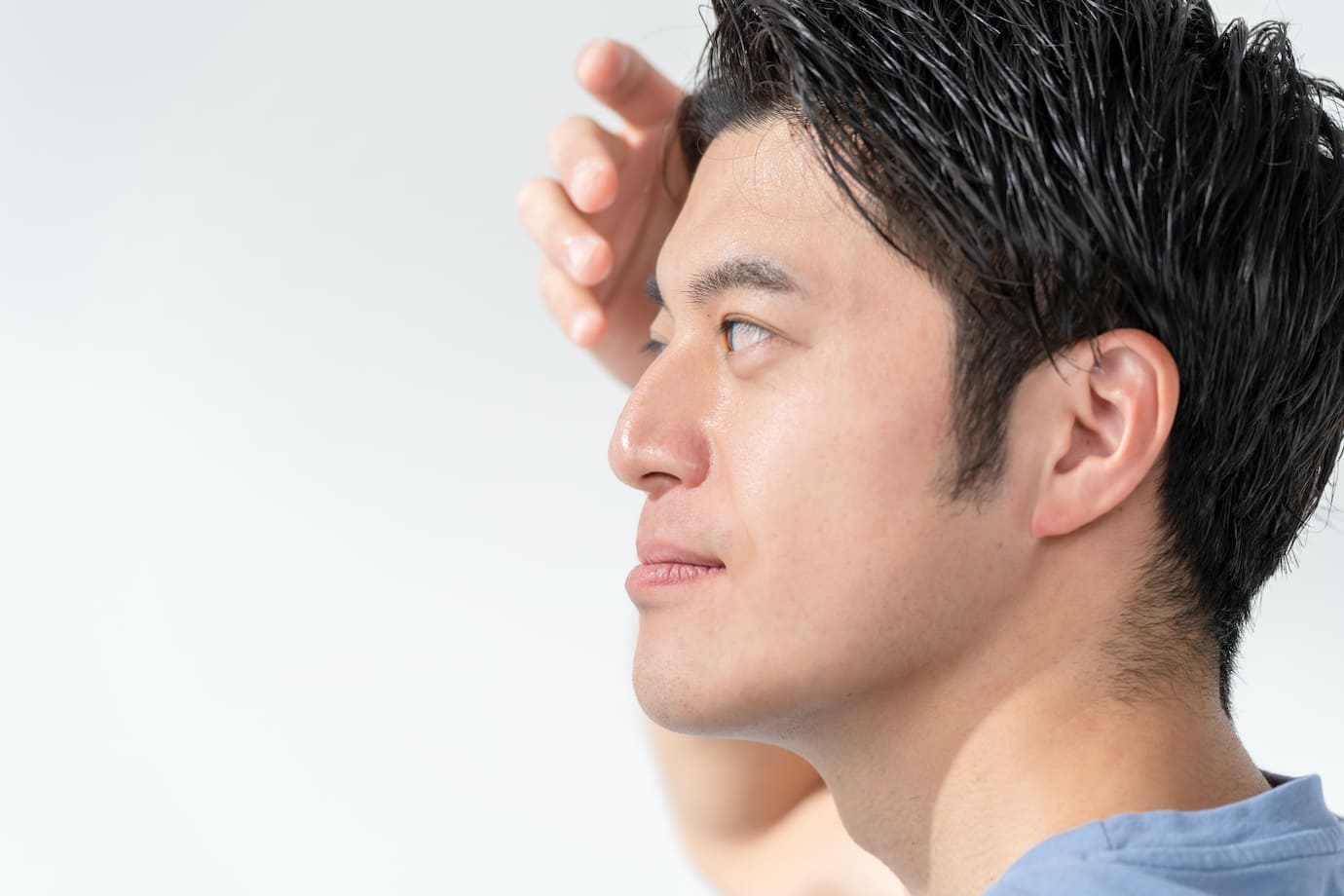 髪を気にする男性