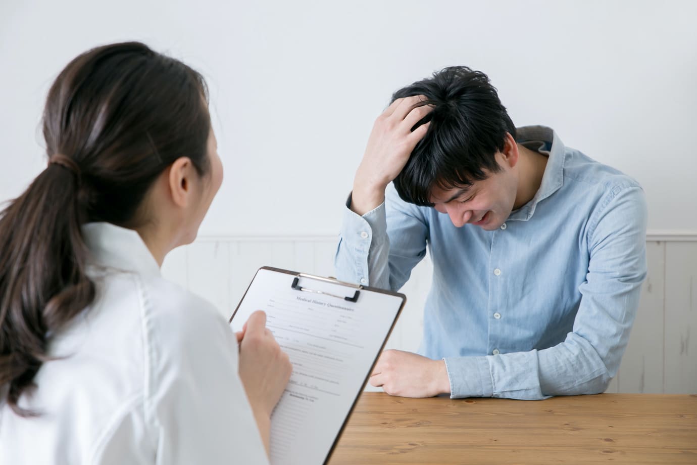 髪を気にする男性