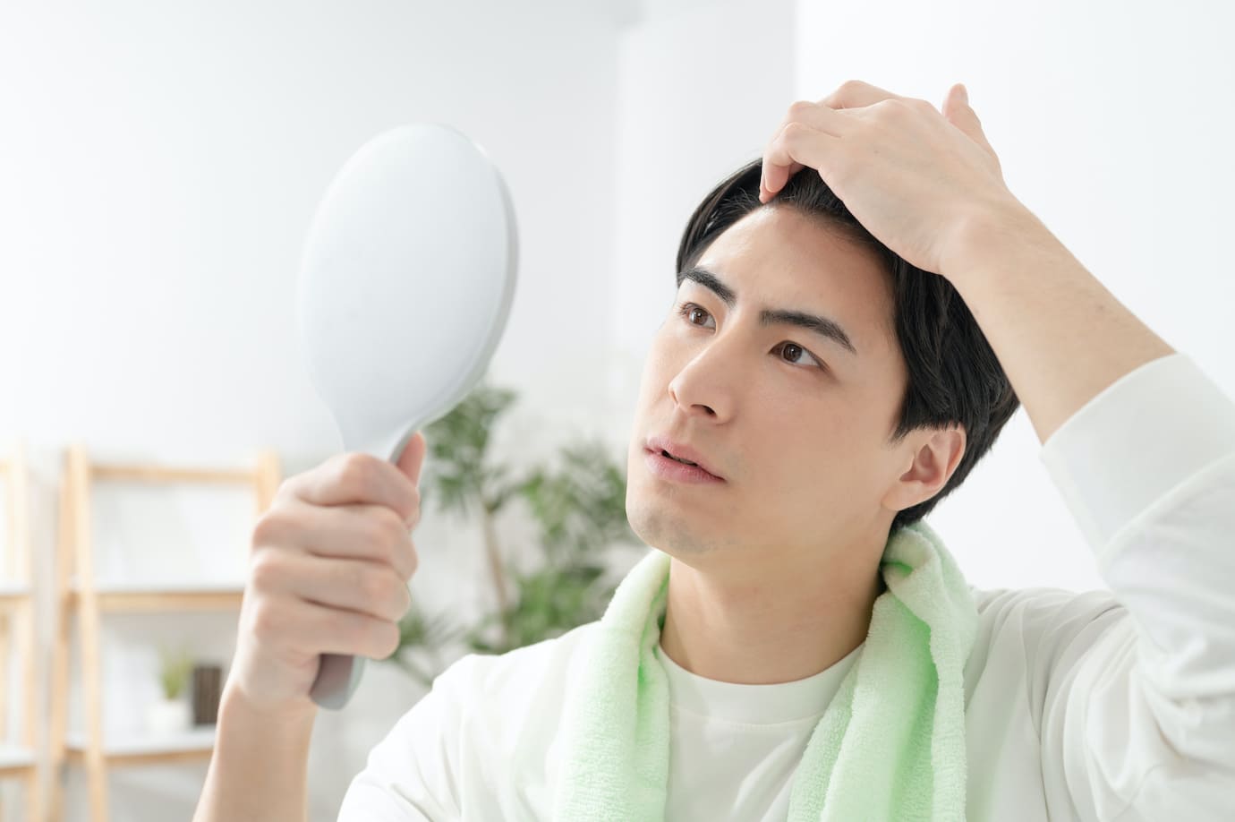 髪を気にする男性