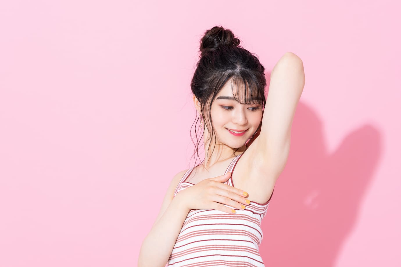 脇の脱毛をした女性