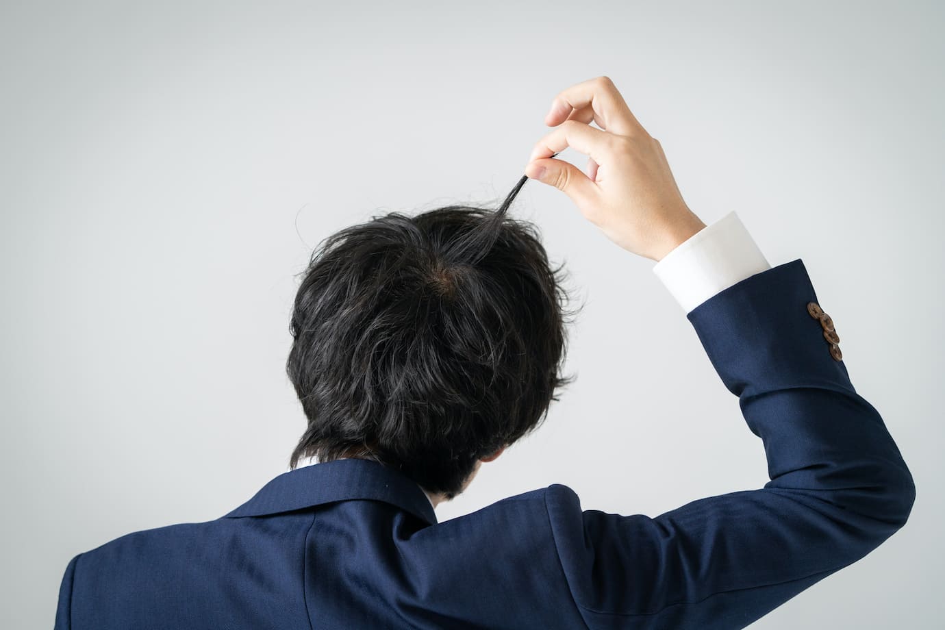 髪を気にする男性