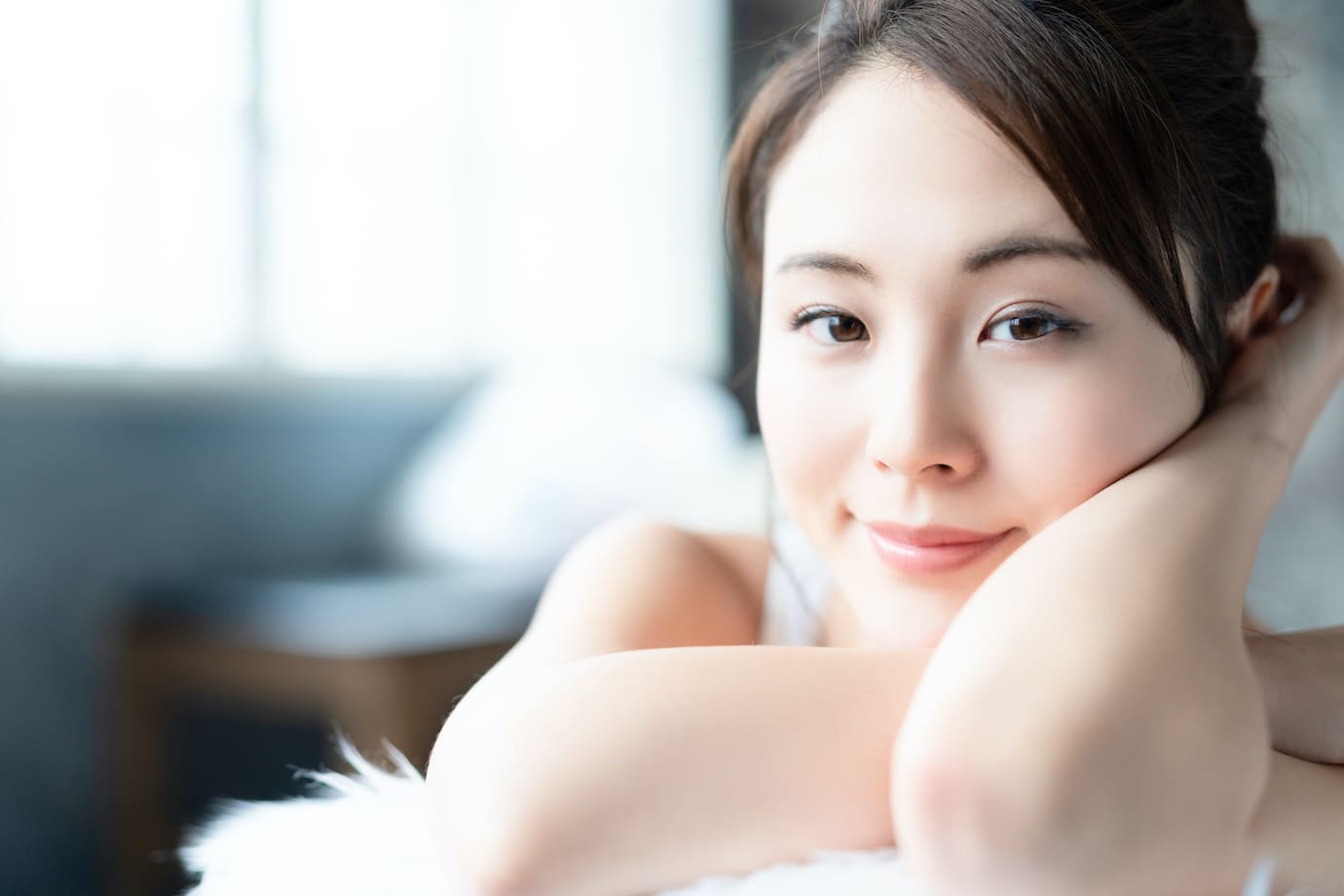 考える女性