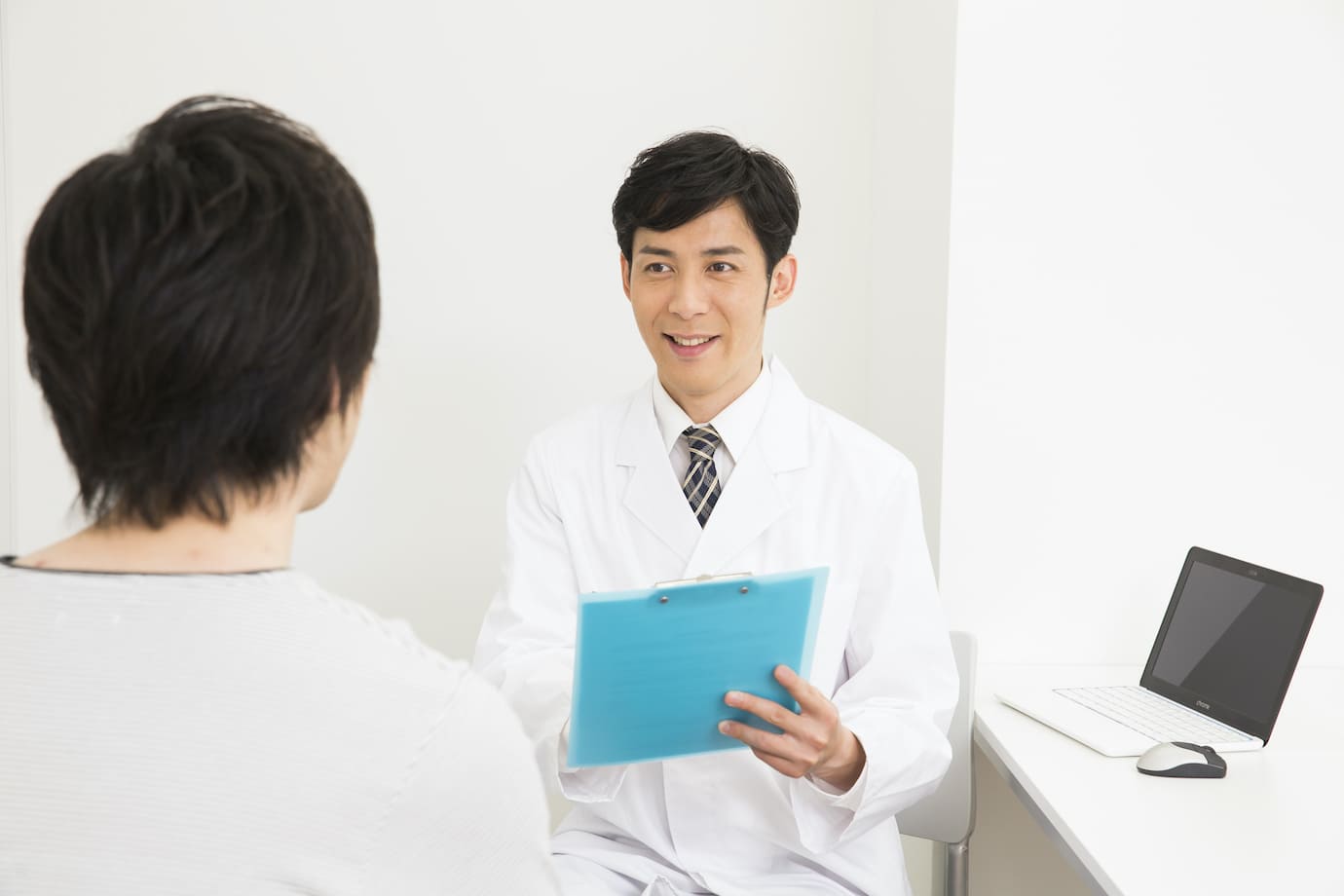診断を受ける男性