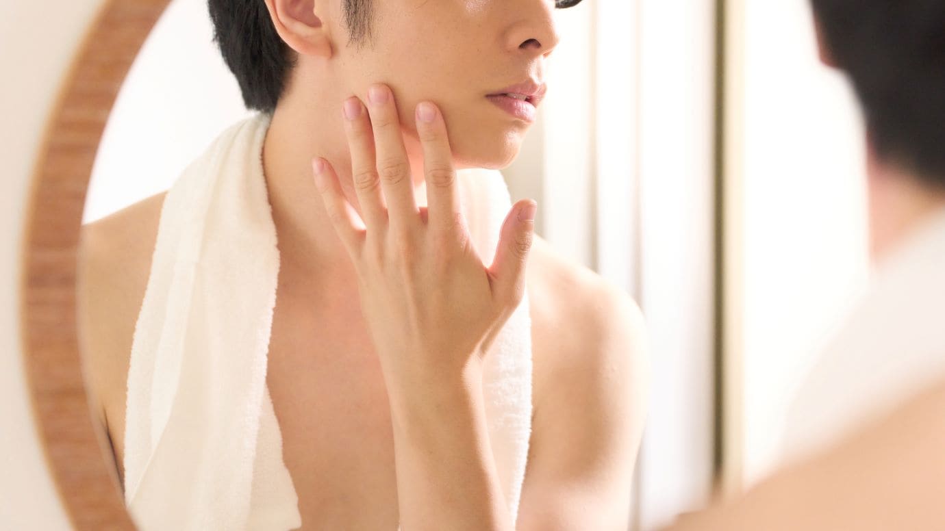 ひげを気にする男性