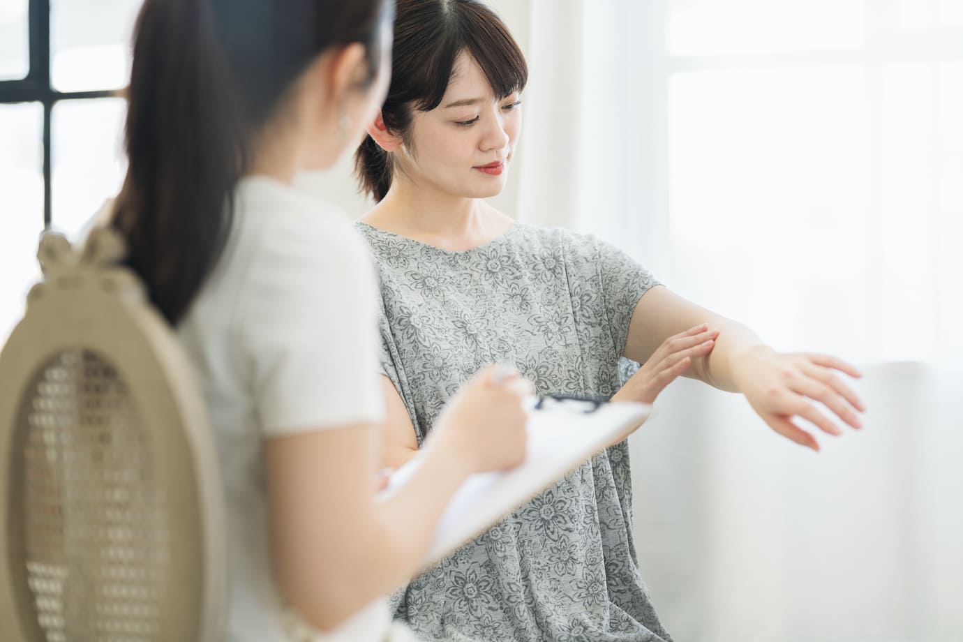 脱毛を相談に来た女性