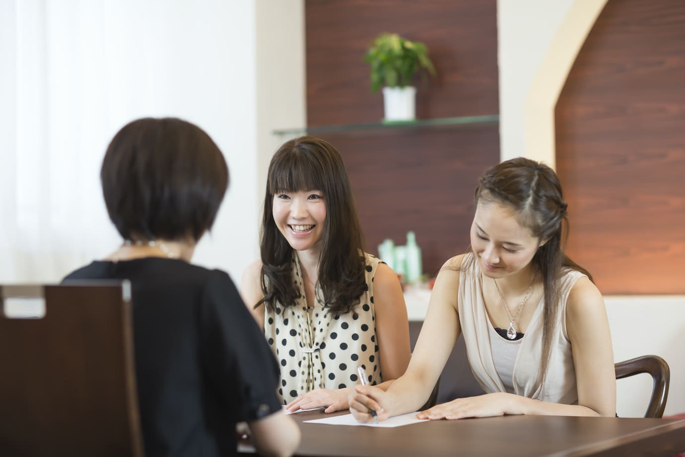脱毛を相談に来た女性