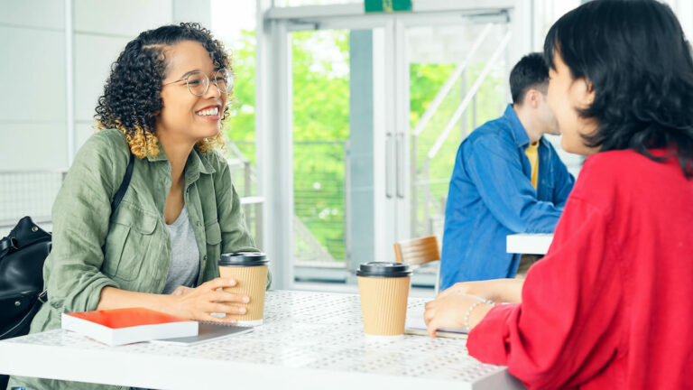 英語学習中の大学生が知りたい！グループレッスンとプライベートレッスン、どちらが自分に合っているかを見極める方法