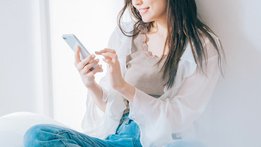 スマホで予約する女性