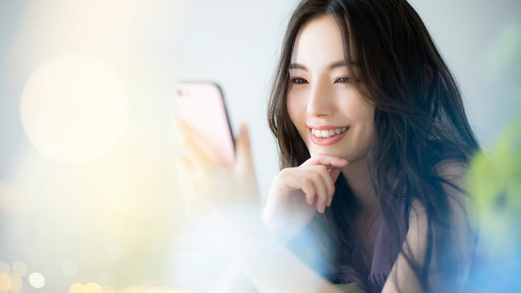 スマホで予約している女性
