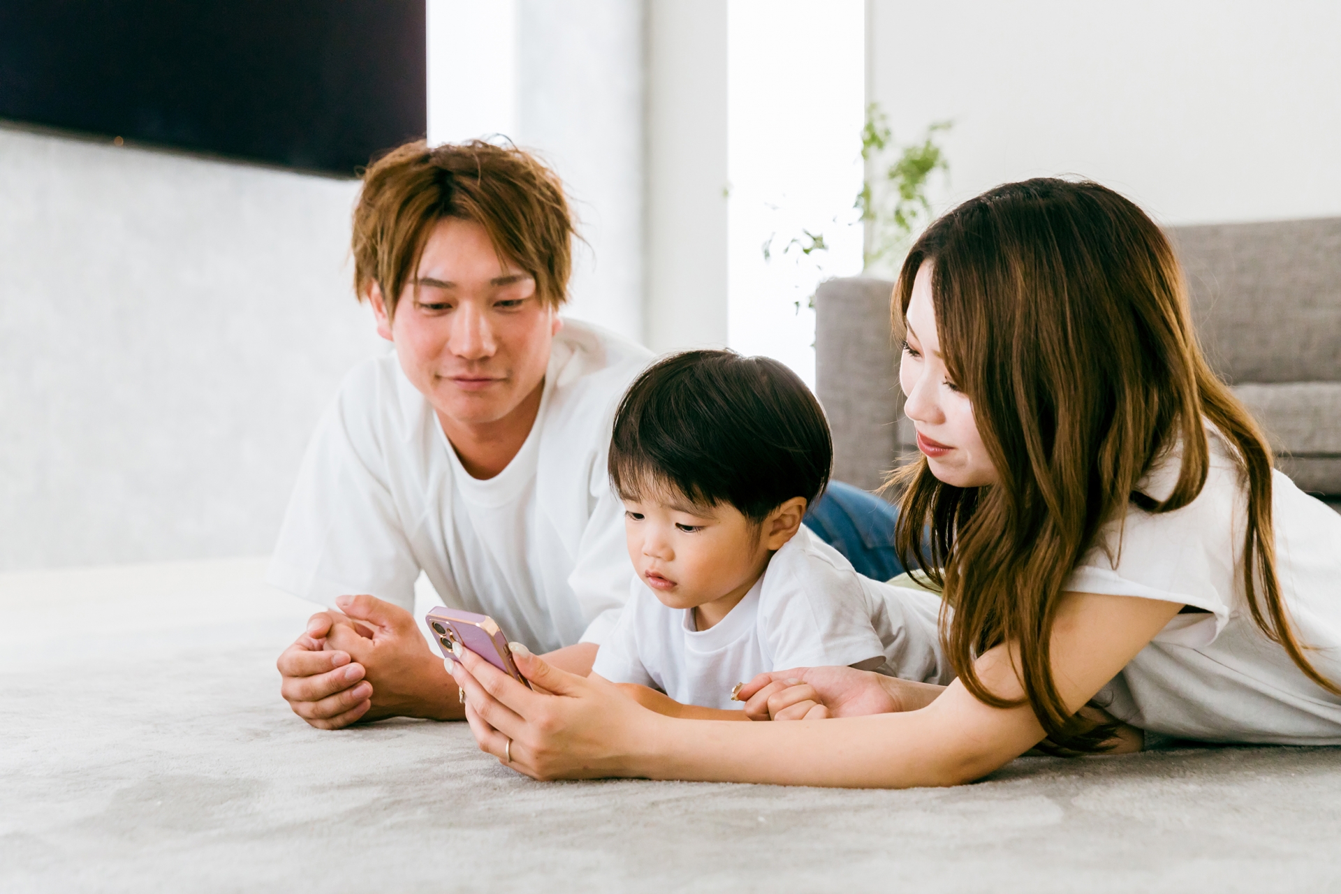 スマホをチェックしている家族