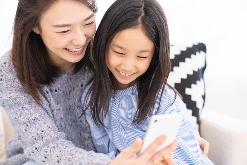 スマホでズーラシアの情報を観ている家族