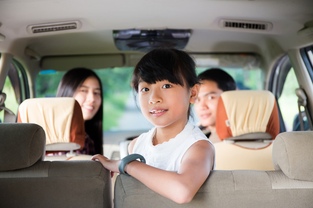 ズーラシアへ車で向かう家族